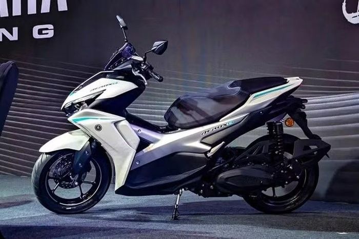 Mẫu xe ga Yamaha NVX 155 thuần điện sở hữu cụm đèn pha LED kép, đèn hậu LED, chìa khóa thông minh, yên hai tầng liền khối cùng phần yếm trước tạo hình nhiều lớp tương tự phiên bản sử dụng động cơ xăng.