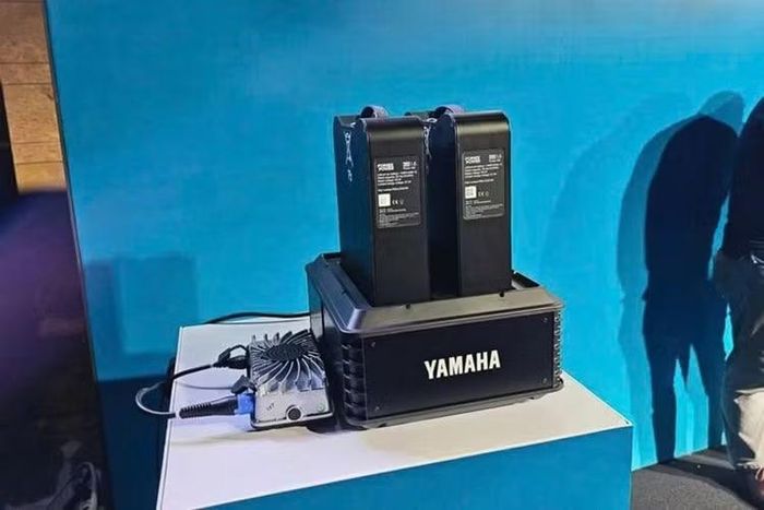 Cổng sạc được tích hợp ngay trên thân xe, trong khi bộ sạc có khoang chứa riêng để người dùng thuận tiện mang theo trong quá trình sử dụng. Aerox E có ba chế độ lái gồm: Eco, Standard và Power nhằm đáp ứng các nhu cầu vận hành khác nhau.