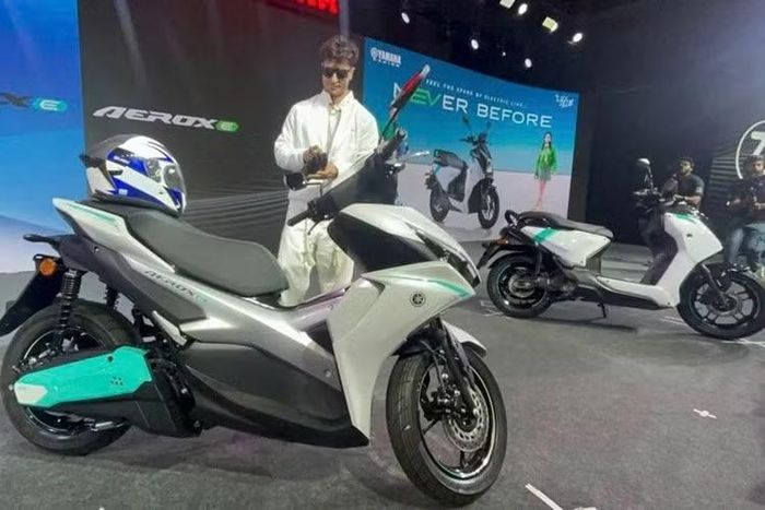 Bên cạnh đó, Yamaha còn bổ sung chế độ Boost Mode. Khi kích hoạt bằng nút bấm trên cụm điều khiển, hệ thống sẽ giải phóng công suất tối đa của mô-tơ trong thời gian ngắn để hỗ trợ tăng tốc, mang lại khả năng phản hồi tốt hơn khi vượt xe hoặc di chuyển trên những đoạn đường cần tăng tốc nhanh.