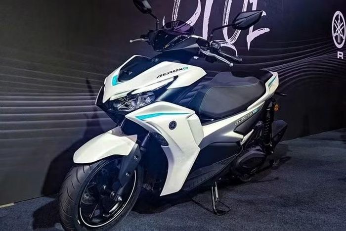 Aerox 155 chính là mẫu xe đang được phân phối tại Việt Nam dưới tên gọi Yamaha NVX 155. Tuy nhiên, khả năng mẫu xe điện này được đưa về Việt Nam hiện vẫn chưa được hãng xác nhận. Về tổng thể, Aerox E hay NVX 155 E vẫn giữ nguyên thiết kế quen thuộc của của phiên bản chạy xăng đang bán ra thị trường.