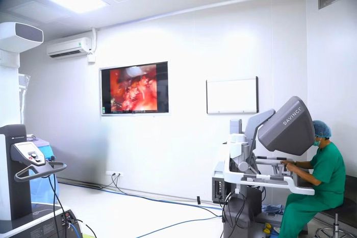 Phẫu thuật bằng robot thế hệ mới - Ảnh BVCC