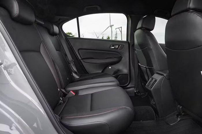 Danh sách an toàn tiếp tục có gói Honda Sensing với đèn pha tự động, cảnh báo và hỗ trợ giữ làn, hỗ trợ duy trì làn đường, cảnh báo va chạm phía trước kèm phanh tự động, kiểm soát hành trình thích ứng ở dải tốc độ thấp, cảnh báo xe phía trước khởi hành và camera LaneWatch.
