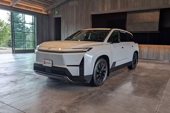 Thông tin được Toyota chia sẻ với Carscoops cho biết một sự kiện trải nghiệm và giới thiệu Highlander EV dành cho giới truyền thông đã phải tạm hoãn và hiện chưa có lịch tổ chức mới. Hãng cho biết quyết định này nhằm "tạo thêm thời gian cho các điều chỉnh cuối cùng trước khi ra mắt".