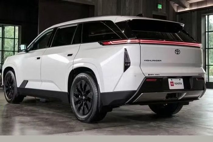 Đáng chú ý, Toyota xác nhận với Cars.com rằng các phiên bản Highlander sử dụng động cơ xăng và hybrid sẽ tiếp tục được sản xuất đến hết tháng 12 năm nay. Điều này làm dấy lên suy đoán rằng hãng xe Nhật Bản có thể đang tận dụng thêm thời gian để tối đa hóa doanh số và lợi nhuận từ các phiên bản sử dụng động cơ đốt trong trước khi chuyển hoàn toàn sang xe điện.
