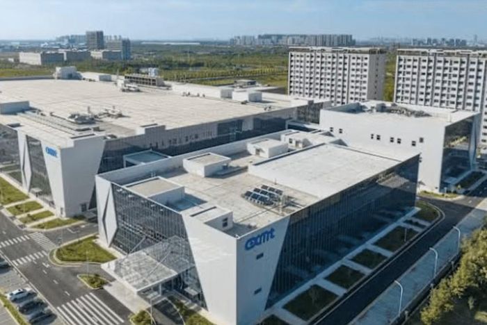Động lực tăng trưởng của CXMT đến từ nhu cầu chip nhớ DRAM bùng nổ trên toàn cầu, đặc biệt khi AI phát triển mạnh, giúp công ty chuyển từ khoản lỗ lũy kế 37 tỷ Nhân dân tệ trong gần một thập kỷ sang lợi nhuận ròng 33 tỷ Nhân dân tệ chỉ trong quý I năm nay, đồng thời vươn lên vị trí nhà sản xuất DRAM lớn thứ tư thế giới sau Samsung, SK Hynix và Micron.