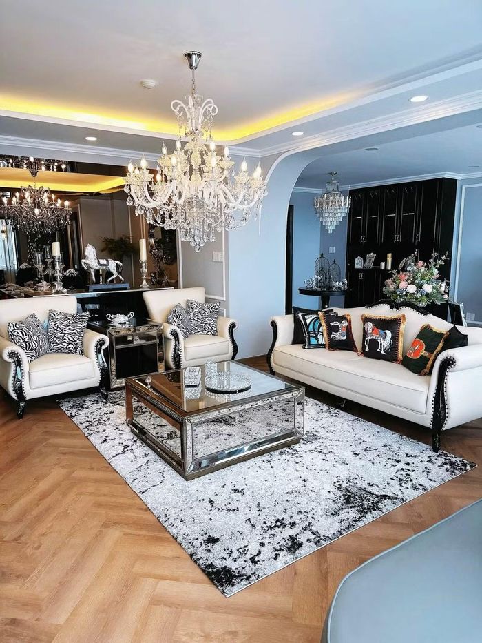 Với diện tích lên tới 650m2, căn hộ sở hữu công năng vô cùng ấn tượng, đáp ứng trọn vẹn nhu cầu sống thượng lưu của giới siêu giàu. Cấu trúc chuẩn siêu biệt thự trên không gồm 1 sảnh chờ đón khách sang trọng, 3 phòng khách rộng rãi và 3 khu bếp hiện đại.