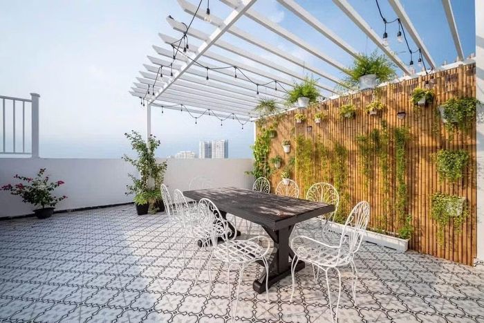 Bên cạnh vẻ xa hoa của nội thất, căn penthouse còn ghi điểm nhờ những khoảng không gian xanh mát mắt. Khu vực đặt bàn bida được thiết kế mở, bao quanh bởi hệ thống cây cảnh và hoa tươi, tạo cảm giác thư thái, gần gũi với thiên nhiên ngay giữa lòng phố thị.