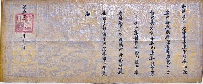 Sắc phong của vua Lê Hiển Tông ban cho Lê Huy Cảnh, thân phụ Hoàng giáp Lê Huy Trâm, ghi nhận công lao giáo dưỡng người con đỗ Tiến sĩ.