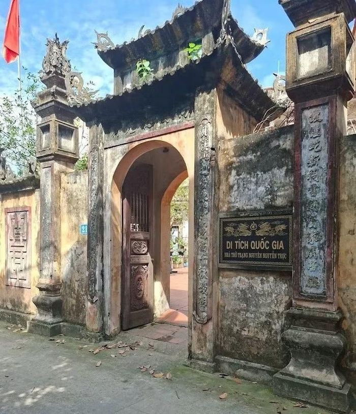 Cổng đền thờ Trạng nguyên Nguyễn Trực tại làng Bối Khê (Tam Hưng, Hà Nội).