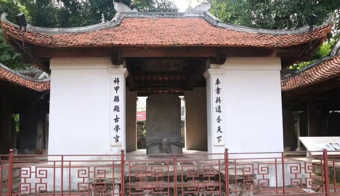 Bia Tiến sĩ khoa thi năm 1442, khoa thi có Trạng nguyên Nguyễn Trực đỗ đầu.
