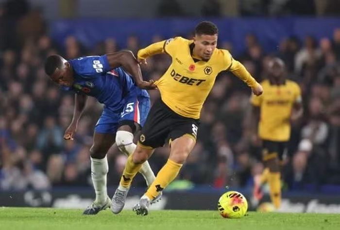 Lỡ hẹn với Ederson, Ban huấn luyện của MU nhanh chuyển hướng sang tiền vệ Joao Gomes của Câu lạc bộ Wolves.