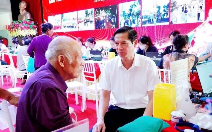Lãnh đạo xã Yên Lạc thăm hỏi nhân thân liệt sĩ.