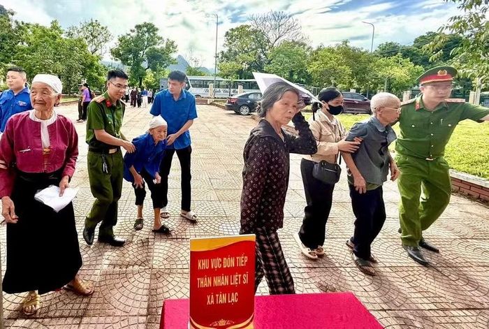Thân nhân liệt sĩ được hỗ trợ tại điểm thu nhận mẫu ADN xã Tân Lạc.