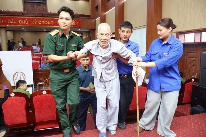 UBND xã Bản Nguyên đã tổ chức đưa, đón và bảo đảm các điều kiện phục vụ thân nhân liệt sĩ thu nhận mẫu ADN tại Hội trường UBND xã Lâm Thao.