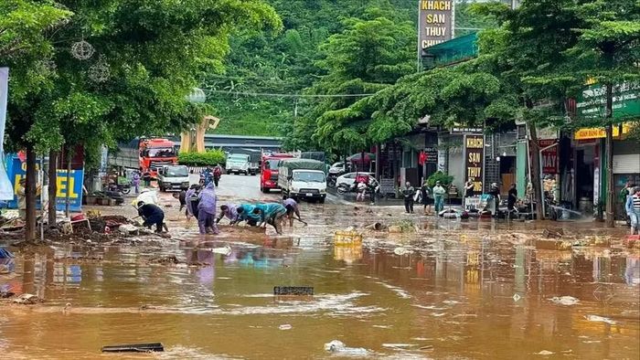 Mưa lũ kéo theo bùn đất gây ngập úng tại trung tâm xã Mường La.
