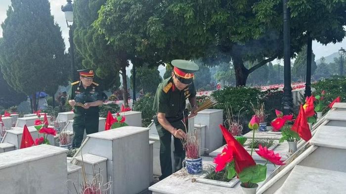 Những nén nhang trầm tri ân những người lính.