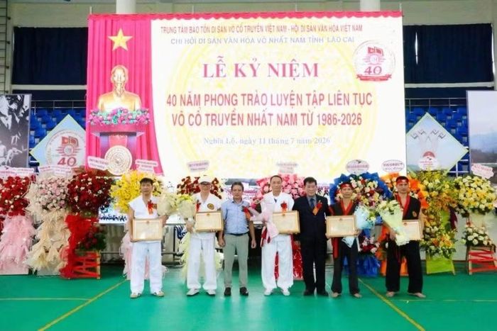Chủ tịch UBND tỉnh Lào Cai tặng Bằng khen cho Tập thể và các cá nhân thuộc Chi hội Di sản văn hóa võ cổ truyền Nhất Nam tỉnh Lào Cai.
