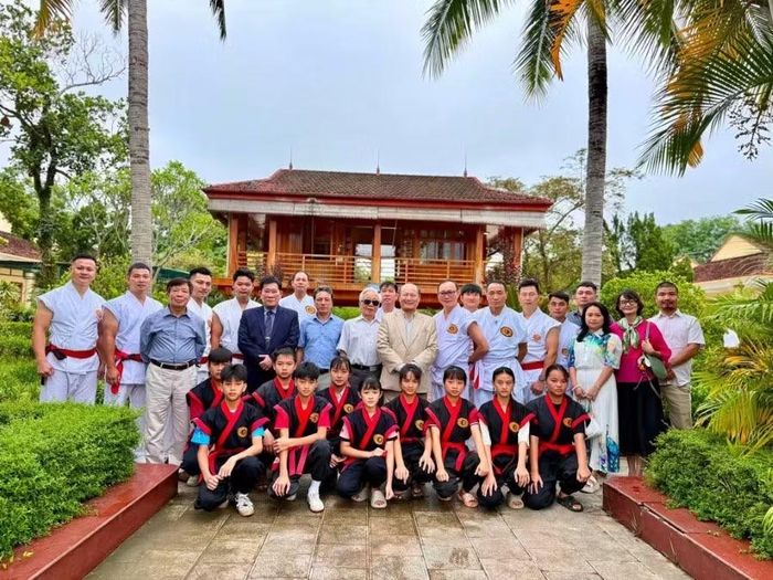 GS.VS.Võ sư Chưởng môn Ngô Xuân Bính cùng các học trò dâng hương tại Khu tưởng niệm Chủ tịch Hồ Chí Minh trước giờ khai mạc Lễ kỷ niệm.