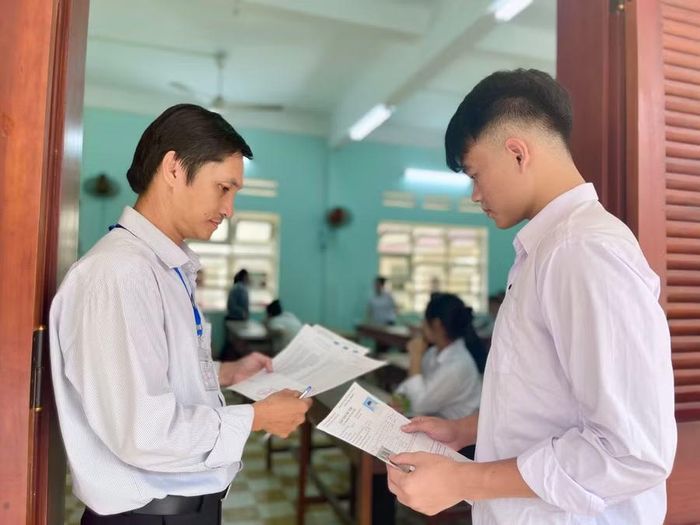 Thí sinh Gia Lai được kiểm tra thông tin kỹ lưỡng trước khi vào phòng thi.