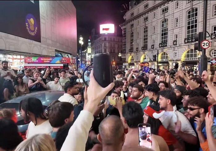Quảng trường Piccadilly Circus chật kín người khi CĐV đổ về trung tâm London. Điện thoại được giơ cao, còn dòng phương tiện gần như không thể di chuyển. Ảnh: BackGrid.
