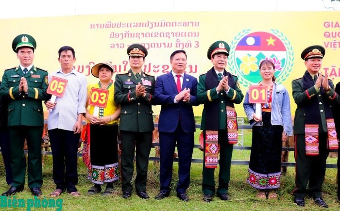 Đại tướng Phan Văn Giang và Đại tướng Khăm Liêng-Ụ Thạ Cay Sỏn cùng các đại biểu trao bò giống cho đại diện những hộ gia đình nghèo trên địa bàn xã Kim Bảng, tỉnh Nghệ An. Ảnh: Viết Lam