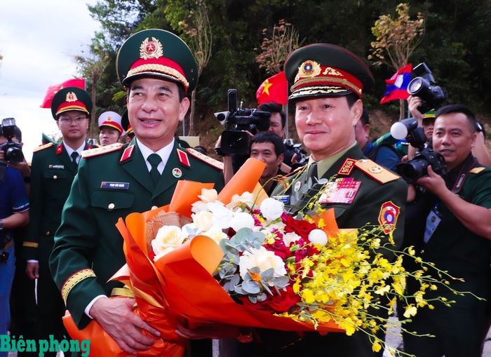 Đại tướng Phan Văn Giang, Ủy viên Bộ Chính trị, Phó Bí thư Quân ủy Trung ương, Phó Thủ tướng Chính phủ, Bộ trưởng Bộ Quốc phòng Việt Nam tặng hoa, chào mừng Đại tướng Khăm Liêng-Ụ Thạ Cay Sỏn, Ủy viên Bộ Chính trị Đảng Nhân dân Cách mạng Lào, Phó Thủ tướng Chính phủ, Bộ trưởng Bộ Quốc phòng Lào cùng đoàn đại biểu cấp cao Bộ Quốc phòng Lào sang Việt Nam tham dự các hoạt động trong Chương trình Giao lưu hữu nghị Quốc phòng biên giới Việt Nam-Lào lần thứ 3. Ảnh: Chiến Khu