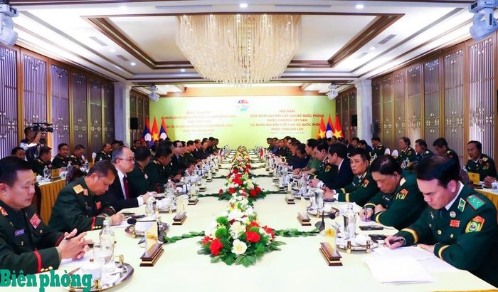 Quang cảnh hội đàm giữa đoàn đại biểu cấp cao Bộ Quốc phòng hai nước Việt Nam-Lào. Ảnh: Chiến Khu