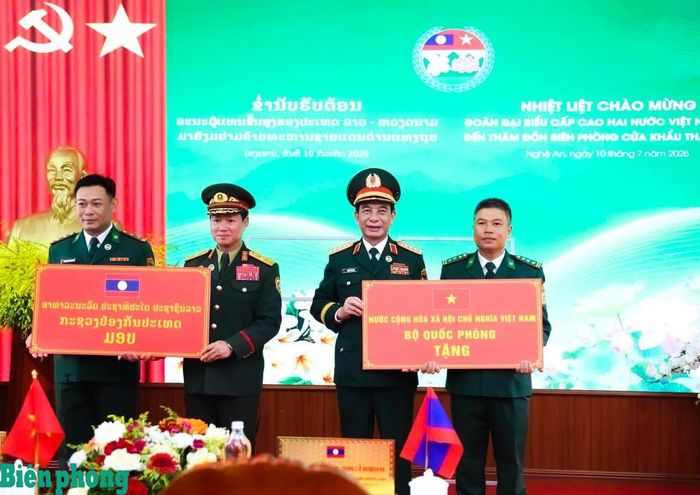Đại tướng Phan Văn Giang và Đại tướng Khăm Liêng-Ụ Thạ Cay Sỏn tặng quà cán bộ, chiến sĩ Đồn Biên phòng cửa khẩu Thanh Thủy, Bộ đội Biên phòng tỉnh Nghệ An. Ảnh: Chiến Khu