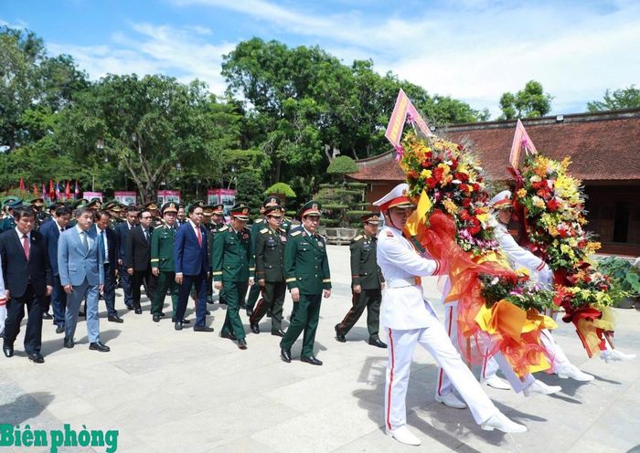 Đại tướng Phan Văn Giang và Đại tướng Khăm Liêng-Ụ Thạ Cay Sỏn dâng hương tại Khu di tích quốc gia đặc biệt Kim Liên, xã Kim Liên, tỉnh Nghệ An. Ảnh: Lam Giang