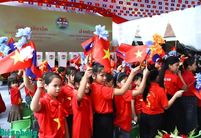 Niềm vui rạng rỡ của các em học sinh khi được đón Đoàn đại biểu cấp cao Bộ Quốc phòng hai nước về dự Lễ khởi công Trường Mầm non Thanh Hà. Ảnh: Ngọc Lâm