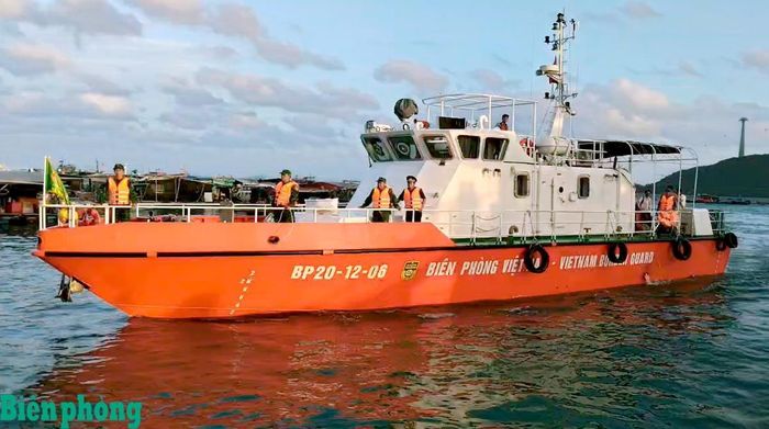 Cán bộ, chiến sĩ Bộ đội Biên phòng tỉnh An Giang khẩn trương tham gia phối hợp khắc phục hậu quả vụ tai nạn. Ảnh: Danh Nguyên