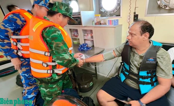Quân y Bộ đội Biên phòng tỉnh An Giang tham gia sơ cứu, chăm sóc các nạn nhân. Ảnh: Danh Nguyên