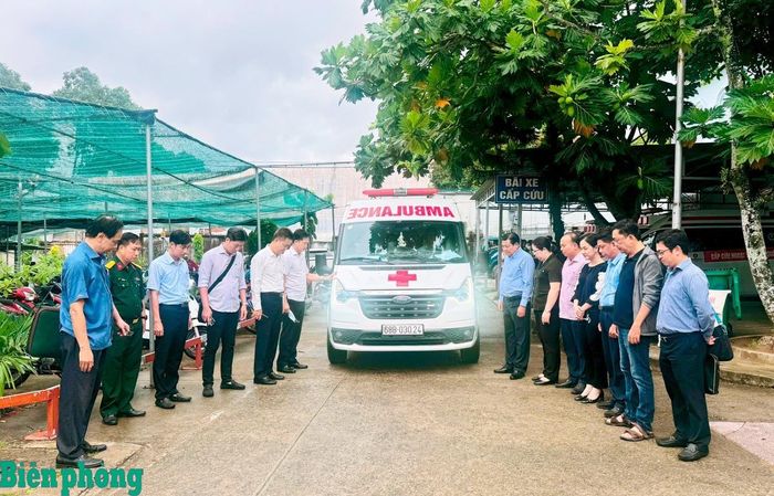 Lãnh đạo tỉnh An Giang, đặc khu Phú Quốc cùng cán bộ, chiến sĩ, y bác sĩ cúi đầu tiễn đoàn xe cứu thương chở thi thể các nạn nhân vụ lật ca nô rời đảo về đất liền. Ảnh. H. Dung