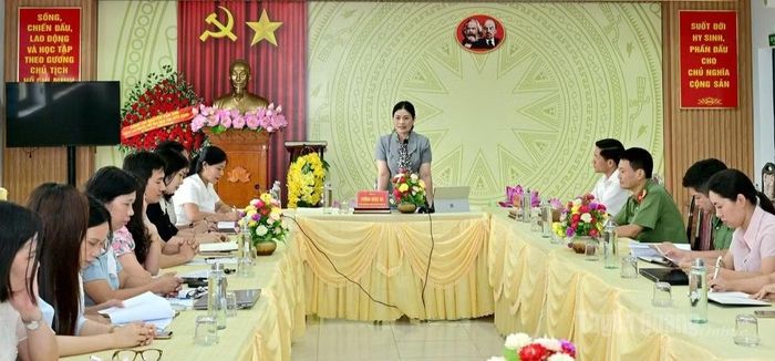 Bà Vương Ngọc Hà, Phó Chủ tịch UBND tỉnh Tuyên Quang thăm, động viên, làm việc với Trường THPT Chuyên Tuyên Quang ngày 20/5, trước khi diễn ra kỳ thi Tốt nghiệp THPT 2026 diễn ra. Ảnh báo Tuyên Quang.