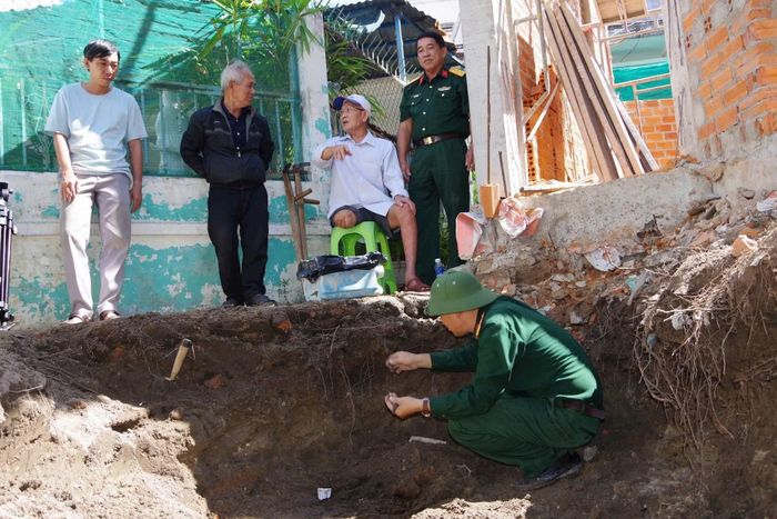 Phòng Chính trị, Bộ Chỉ huy Quân sự tỉnh Lâm Đồng tổ chức gặp mặt nhân chứng và khảo sát mộ liệt sĩ.