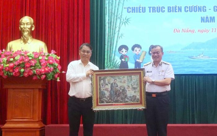 Lãnh đạo tỉnh Cao Bằng trao bức tranh lưu niệm tặng Vùng 3 Hải quân.
