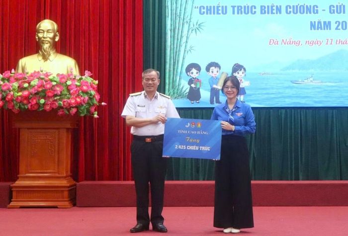 Lãnh đạo Tỉnh Đoàn Cao Bằng trao tặng biển tượng trưng chiếu trúc của đoàn viên, thanh thiếu nhi Cao Bằng gửi tới cán bộ, chiến sĩ Vùng 3 Hải quân.