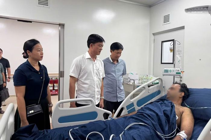 Ông Trần Minh Khoa - Chủ tịch UBND đặc khu Phú Quốc (áo trắng) đến bệnh viện thăm hỏi các nạn nhân.