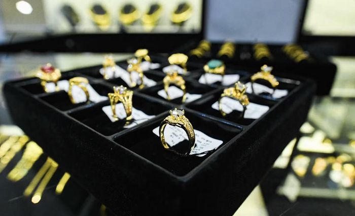 Người mua vàng lỗ nặng trong tuần qua (ảnh: Châu Sa).