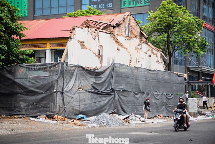 Dự án từng bị trì hoãn do "nút thắt" mặt bằng tại khu nhà tập thể số 35A Nguyễn Tuân, nơi có 6 hộ dân sinh sống. Đến nay, khu nhà hai tầng này đã được phá dỡ một phần, giải quyết dứt điểm nguyên nhân chậm tiến độ của toàn tuyến.