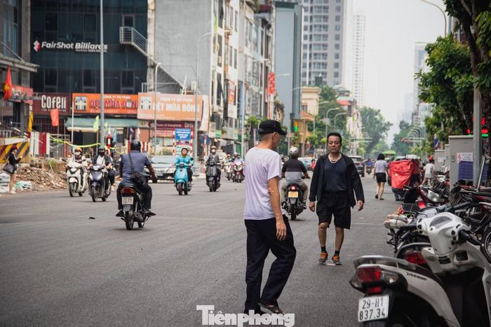Việc tiến độ thi công kéo dài trong suốt thời gian qua đã trực tiếp phát sinh tình trạng ùn tắc giao thông cục bộ và bụi bẩn, ảnh hưởng lớn đến đời sống dân sinh của các hộ dân trong khu vực.