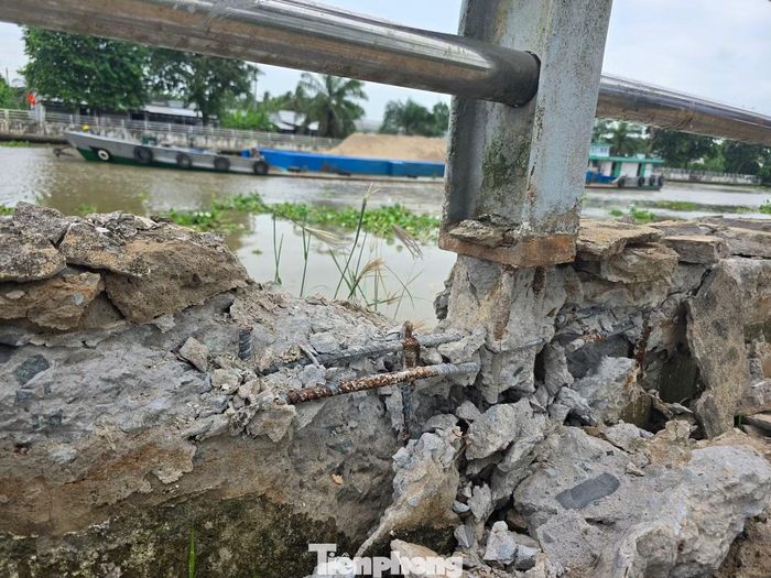 Bờ kè kênh Xà No hư hỏng, lộ cốt thép.