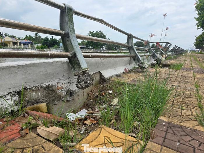 Một điểm bờ kè hư hỏng trước đây từng được sửa lại.
