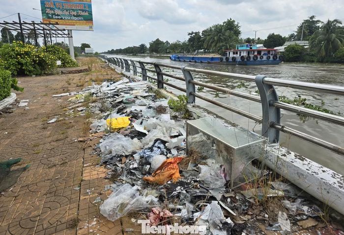 Bên cạnh sự xuống cấp, bờ kè kênh Xà No qua Vị Thanh còn thành điểm tập kết rác.