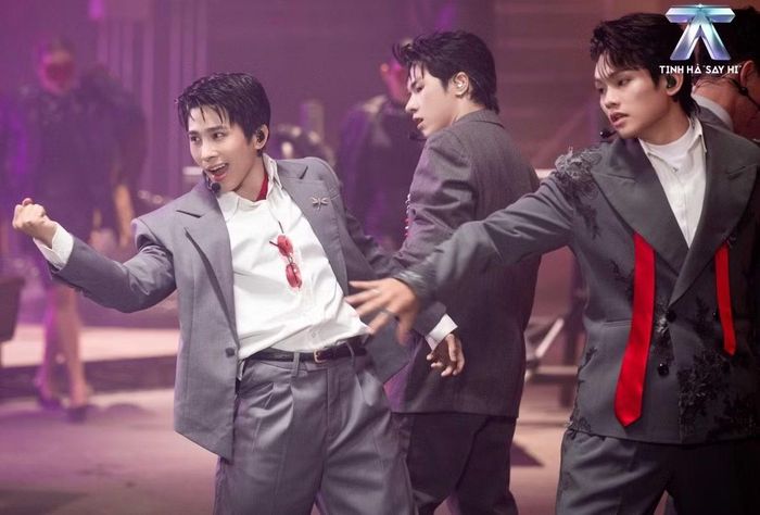 Đến tiết mục của buitruonglinh, anh chọn chất liệu disco kết hợp Afrobeat cho Dancin' My Way. Bối cảnh quán bar tái hiện ngay trên sân khấu với hệ thống ánh sáng, quầy bar và nhiều lớp không gian được đầu tư công phu.