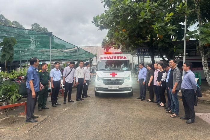 Lãnh đạo tỉnh An Giang, đặc khu Phú Quốc cùng cán bộ, chiến sĩ, y bác sĩ cúi đầu tiễn đoàn xe cứu thương chở thi thể các nạn nhân vụ lật ca nô rời đảo về đất liền. Ảnh. H. Dung