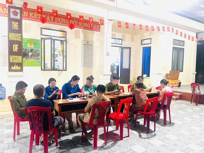 Đoàn viên, thanh niên hỗ trợ người dân tiếp cận các tiện ích số vào buổi tối.