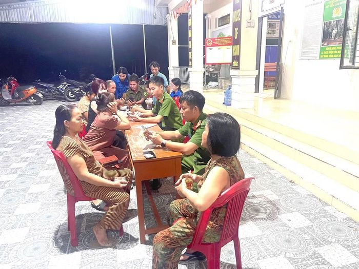 Buổi tối, đoàn viên, thanh niên cùng lực lượng công an tăng cường hỗ trợ người dân cài đặt ứng dụng, kích hoạt tài khoản định danh điện tử và sử dụng các tiện ích số.