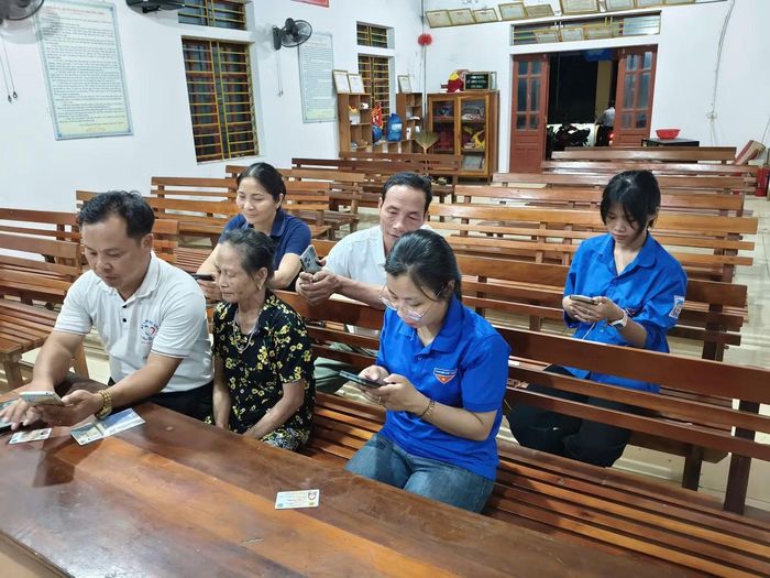 Đoàn thanh niên xã Kim Hoa có mặt tại các nhà văn hóa thôn hỗ trợ người dân cài đặt và sử dụng các ứng dụng như VNeID, iHaTinh.