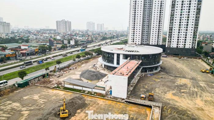 Tòa nhà điều hành hình tròn là điểm nhấn kiến trúc của dự án, gồm 4 tầng (3 tầng nổi, 1 tầng hầm), có chức năng bán vé, khu dịch vụ thương mại, showroom và khu vực phục vụ hành khách.